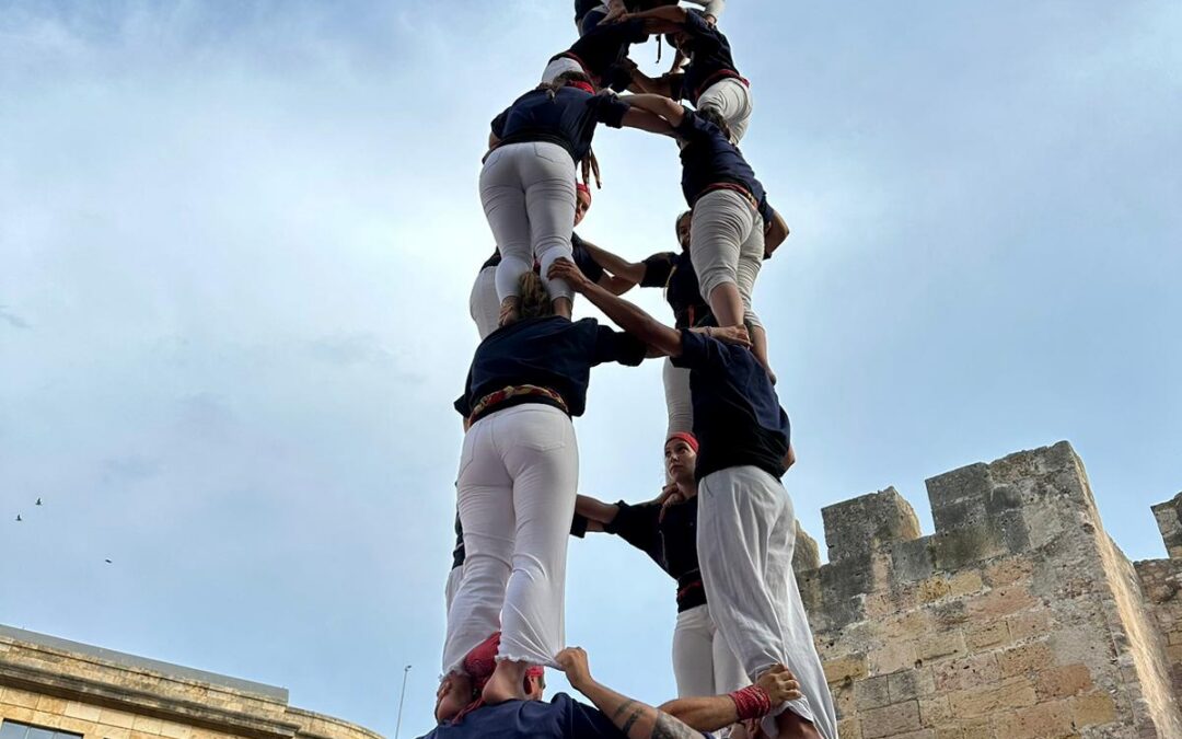 Els castells de set i mig es resisteixen a la Plaça del Rei per la Diada del Local de la Jove de Tarragona