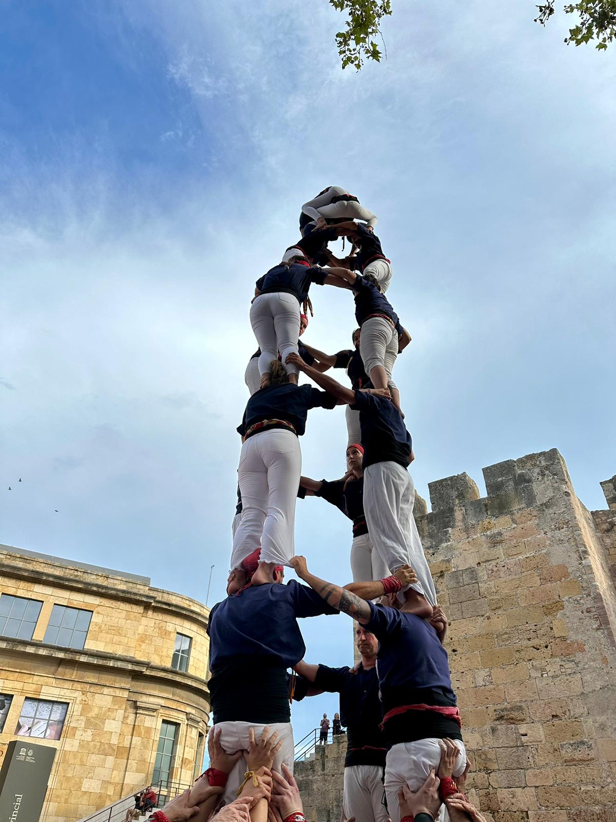 Els castells de set i mig es resisteixen a la Plaça del Rei per la Diada del Local de la Jove de Tarragona