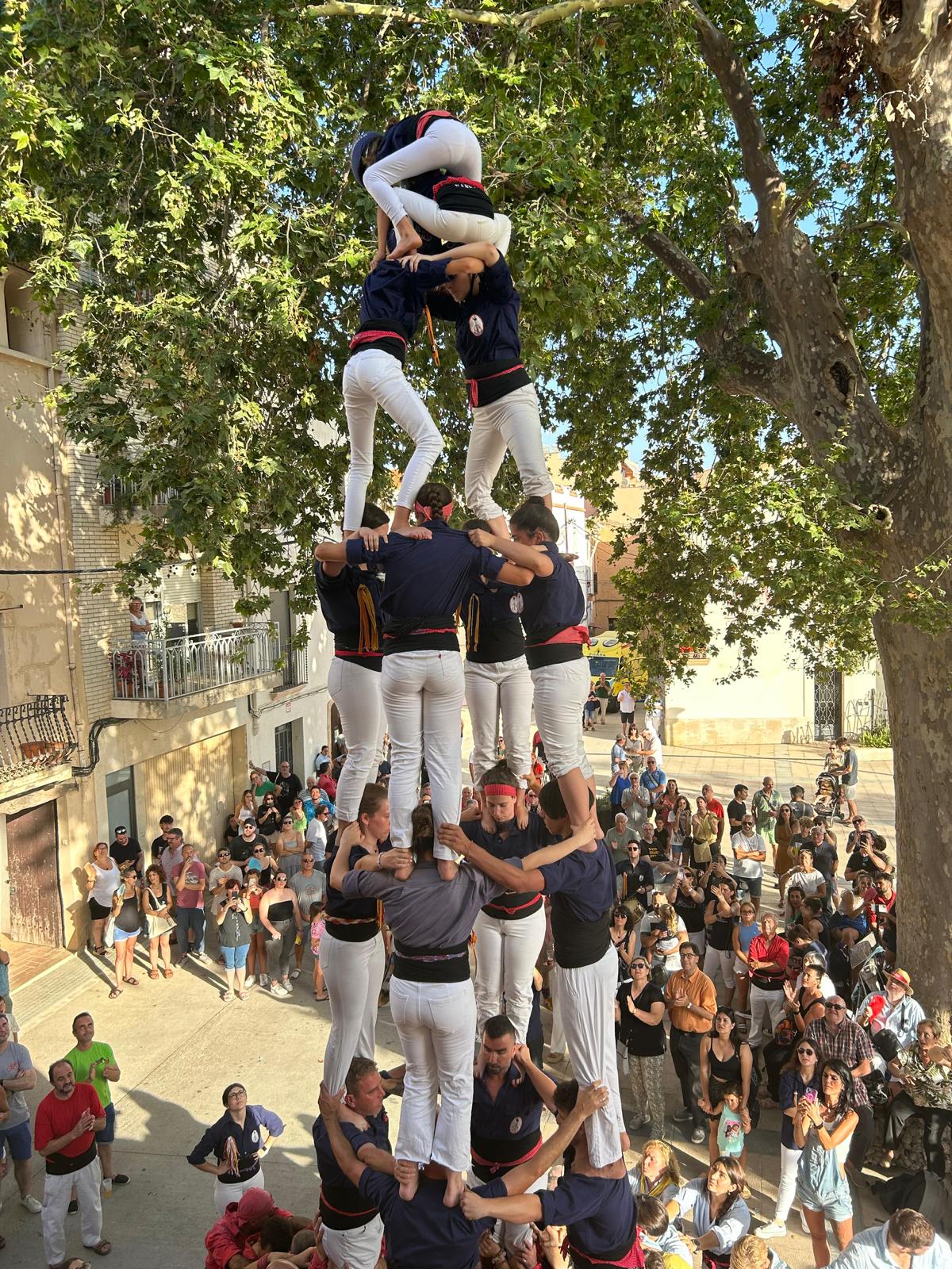Els Xiquets del Serrallo completen els dos castells bàsics de set a La Riera de Gaià