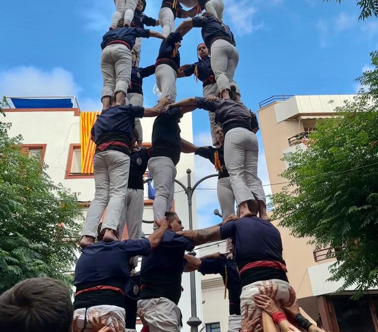 Els Xiquets del Serrallo es reivindiquen per la Mare de Déu del Carme recuperant els castells de set i mig