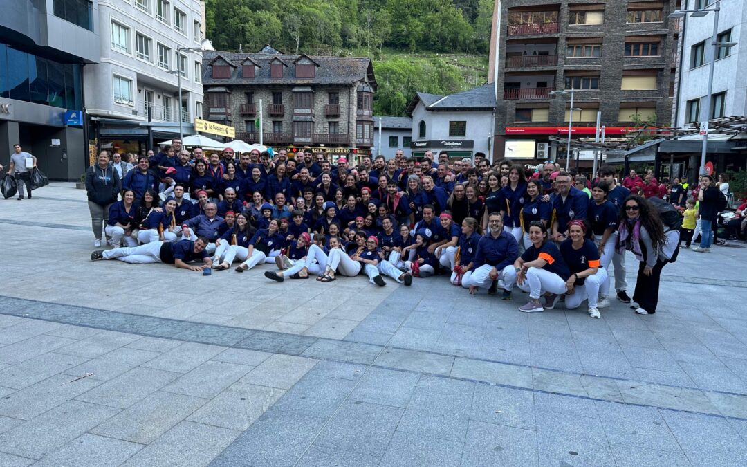Els Xiquets del Serrallo descarreguen els dos castells bàsics de set fora del país per primer cop