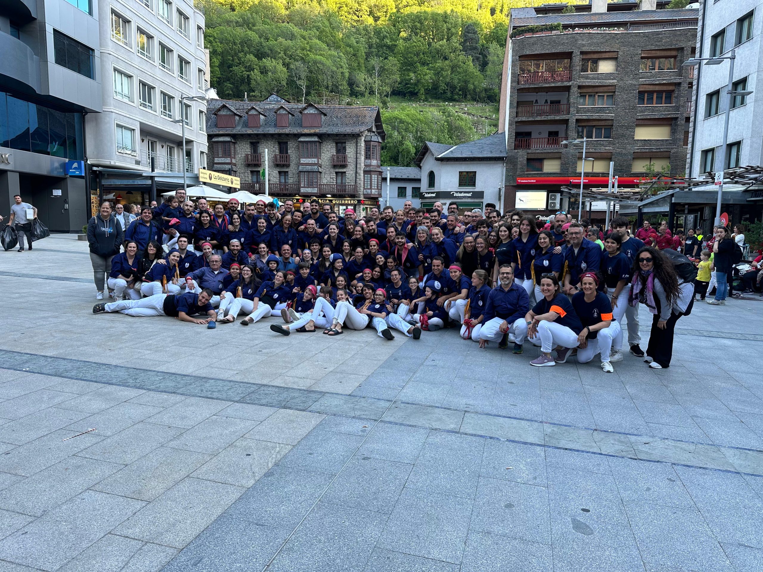 Els Xiquets del Serrallo descarreguen els dos castells bàsics de set fora del país per primer cop