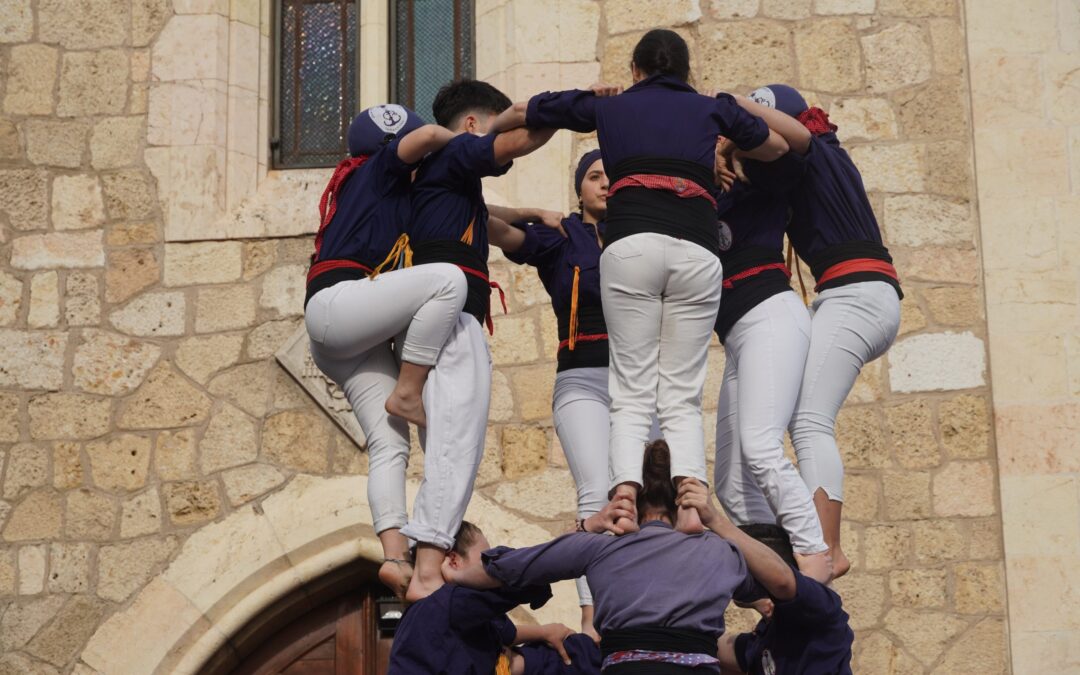Els Xiquets del Serrallo s’anoten els castells bàsics de 7 a la Diada del Local
