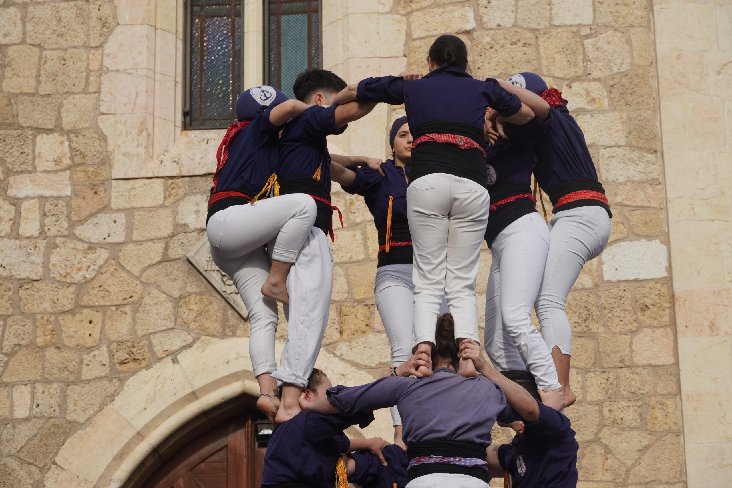 Els Xiquets del Serrallo s’anoten els castells bàsics de 7 a la Diada del Local