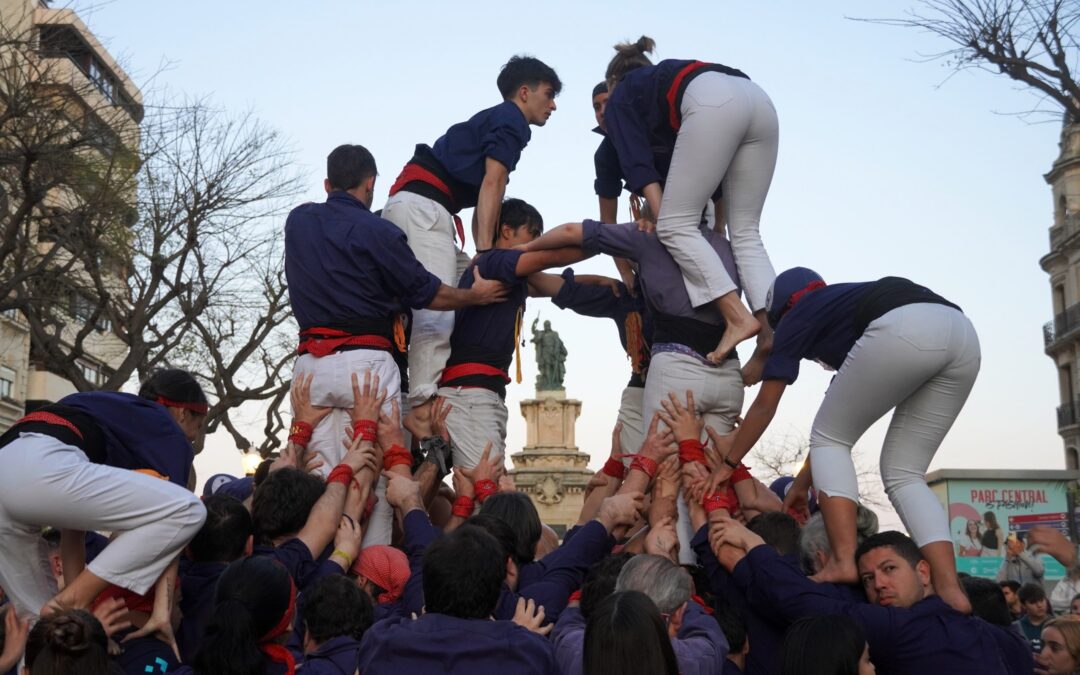 Sant Jordi veu castells de sis dels Xiquets del Serrallo