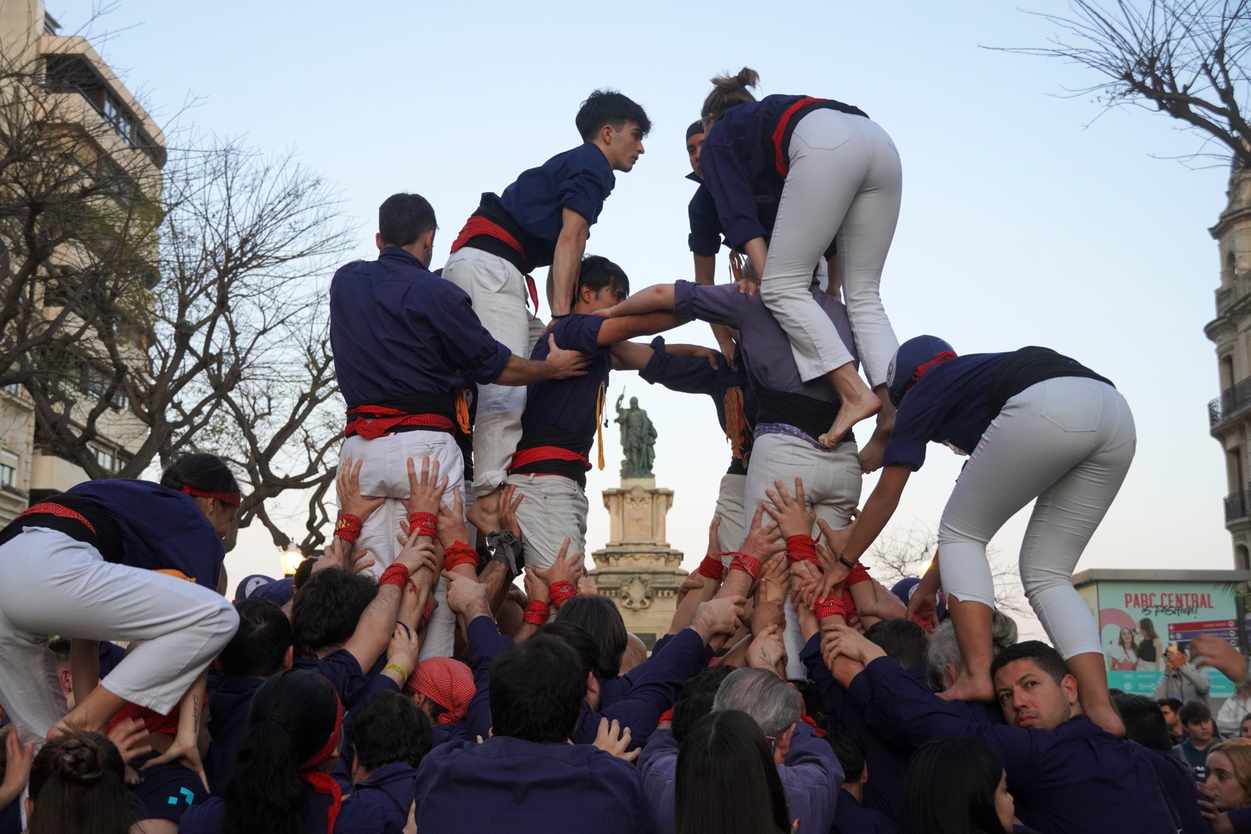 Sant Jordi veu castells de sis dels Xiquets del Serrallo